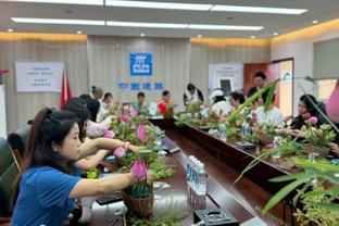 六台：巴萨球迷在巴黎下榻酒店外放烟花，此前巴萨在巴黎也被骚扰